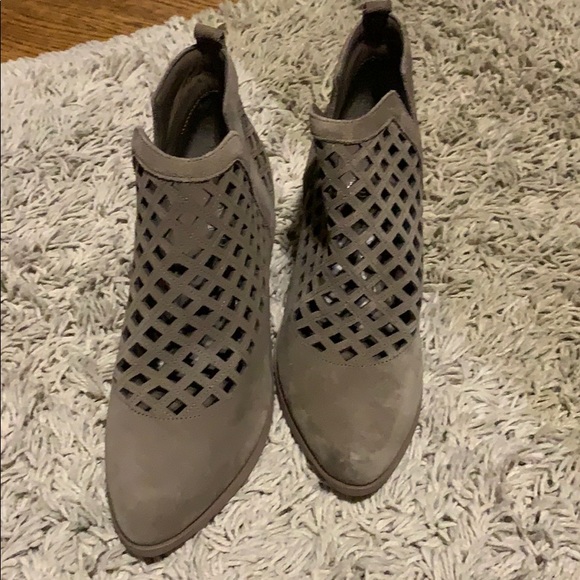 Woman’s Crown Vintage Tan Boots, Size 7